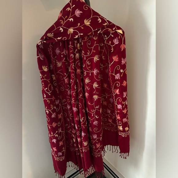 Elegant Red Floral Scarf - Picture 5 of 5